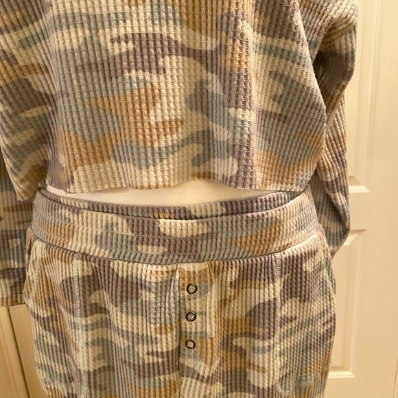 Z Supply Camo Waffle Knit Sweat Set 🩶🤍🤎🩵 - Picture 6 of 16